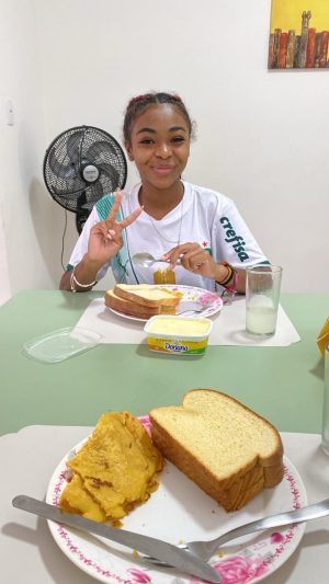 Isabella e seu café da manhã