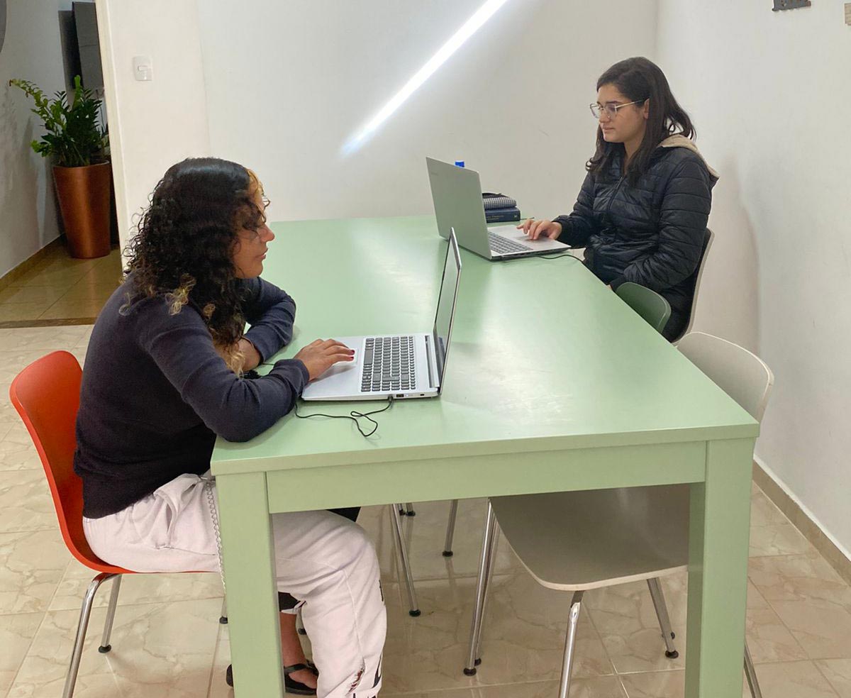 Carlla e Sarah em curso online.